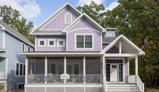 Beachwalk - 7 bedrooms near the beach. Hot tub & golf cart. Great family house