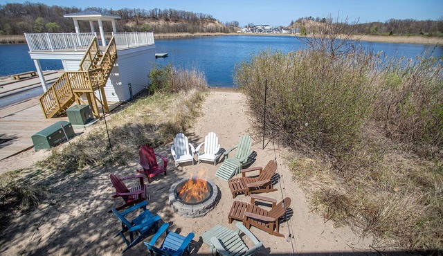 Beachwalk Bliss. Sleeps 17, lake access off the back yard, hot tub and all the