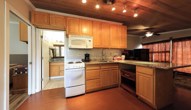 Beachwood Condos& Resort, Pool Side Condo with 2 Queen Beds & Kitchen near beach