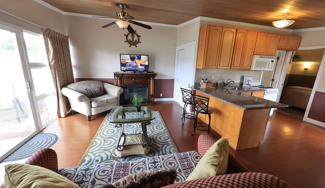 Beachwood Condos& Resort, Pool Side Condo with 1 King Bed & Kitchen near beach