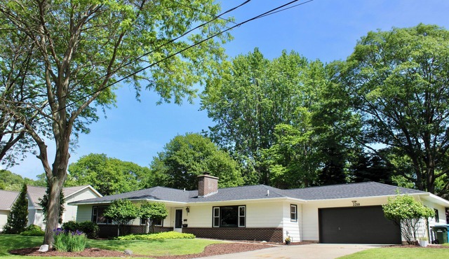 Beachwood Home - Muskegon - walk 2 Lake MI BEACH + local playground + pickleball