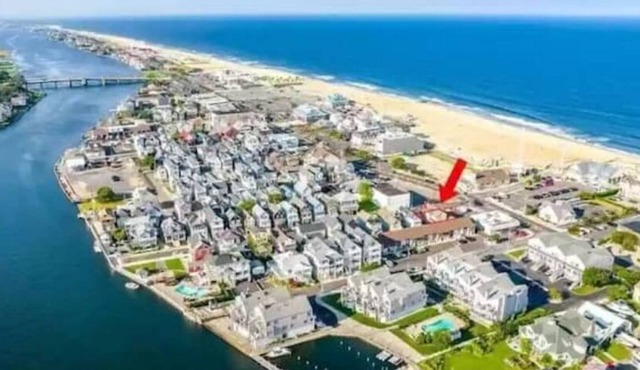 Beachy 2 bdrm with everything at your fingertips