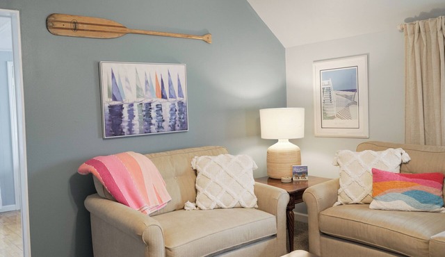 Beachy 3-bedroom upper with WiFi and AC minutes from Lake Michigan