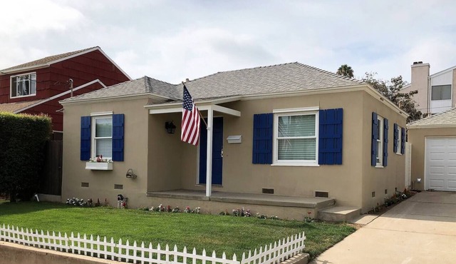 Beachy Bay Park Bungalow near Sea World & Old Town