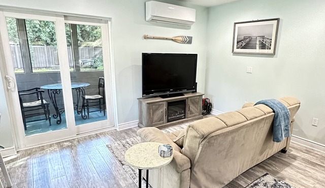Beachy Bungalow close to all LA theme parks and attractions!