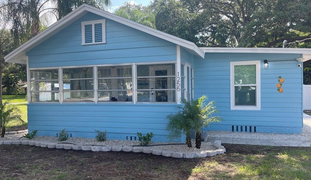 Beachy Bungalow in the heart of Dunedin; 5 minute walk to downtown