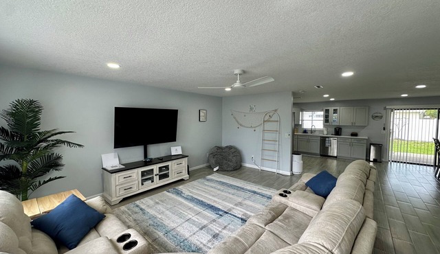 Beachy Cocoa Home Near Cruise Port W/Hot Tub