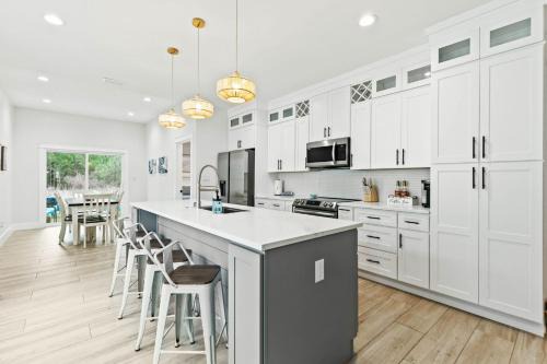 Beachy cottage near Sports Complex OWA beaches shopping restaurants mini golf Central to all the fun Foley has to offer