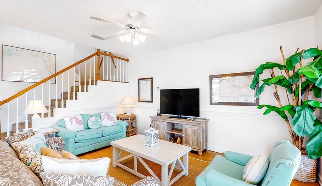 Beachy Duplex w/Full Kitchen, High-Speed WiFi, Central AC, and Washer/Dryer!