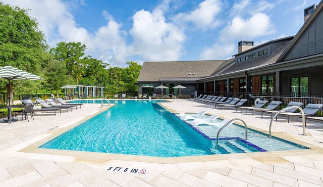 Beachy Getaway: 3BR/3BA Posh Units w./Pool & Gym