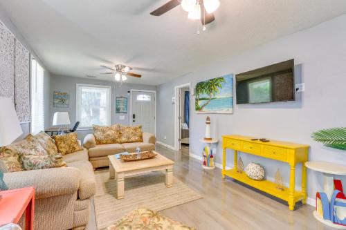 Beachy Home in Heart of Beaufort with Pool Access