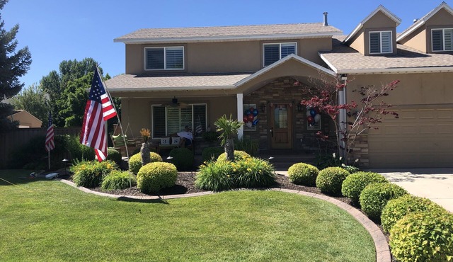 Beachy Home in Provo. Large deck with builtin hot tub, Fire pit, Palapa