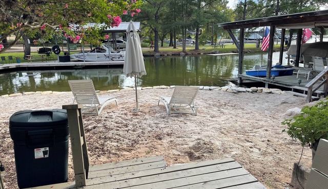 Beachy-Keen Cottage on Lake LBJ; Canoe, Kayaks, Slip, Pets welcome!nn