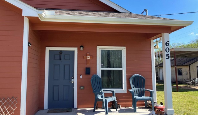 Beachy Keen Cottage on XL lot with Fire Circle, 1.5 blocks from Bayfront & Pier