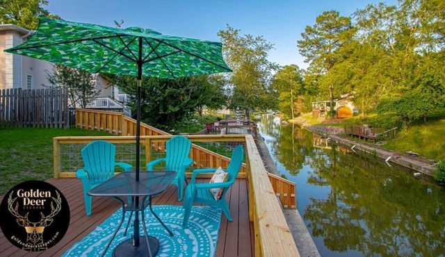 Beachy · Lake Hamilton Vacation Home 3BR/3BA Sunny Deck Furnishings