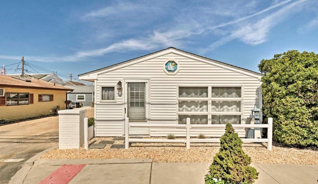 Beachy Lavallette Cottage with Outdoor Shower, Patio
