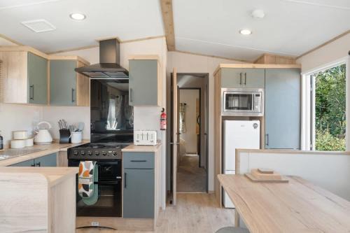 Beachy Lodge with Deck & Parking nr Ilfracombe