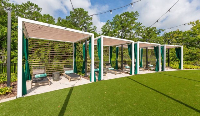 Beachy Oasis: Posh 2BR/2BA with Pool & Gym