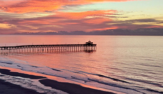 Beachy Oceanfront Condo with stunning views! Pet friendly, relaxing getaway!