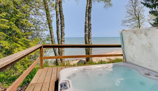 Beachy Palms Cottage on Lake Huron w/Hot Tub!