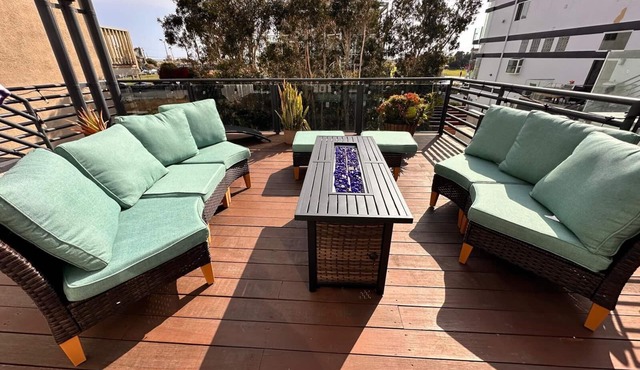 Beachy Private Get-A-Way! Large Deck facing Ocean!