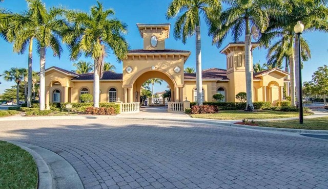 Beachy Sunny Apartment - Close to Everything