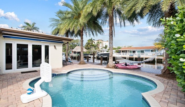 Beachy Tiki Waterfront Home with Boat Dock~Free Kayaks~Heated Pool~Games~Hammock~Sunrise Yoga
