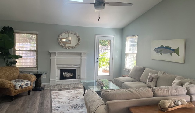 BeachY 🌴Updated One Level Coastal Cottage 5 min to Beaches 15 to Downtown We❤️🐶