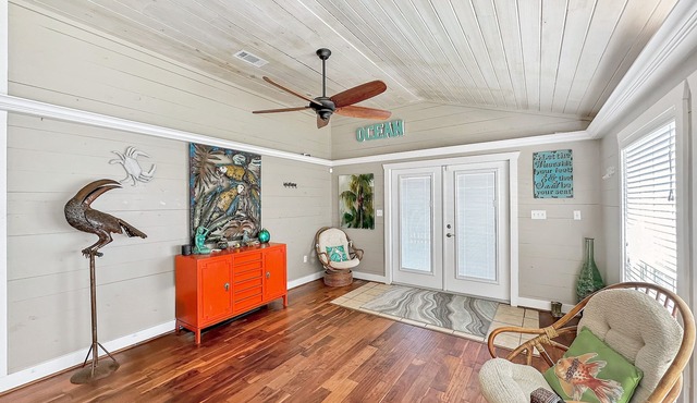 Beachy Vibes-3 bedroom/2 bath/pet-friendly, w/pool, sleeps 10