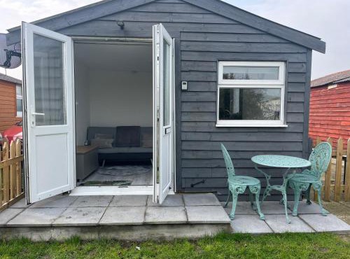 Beachy Vibes and Chill Times 2 bed chalet in Leysdown