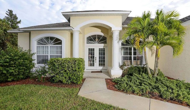 Beachy Vibes - Relaxing walk down the lane to the beach.