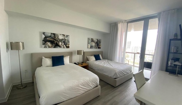 Beachy Vibes Studio, 2 Full Beds, Near Everything -30B