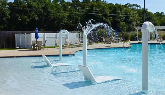 Beachy Villa! Just Renovated/2 Min to Beach/Pools!