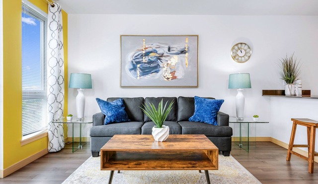 Beacon Ave S 1BR - Balcony + City Views - Link Rail - Monthly Stays
