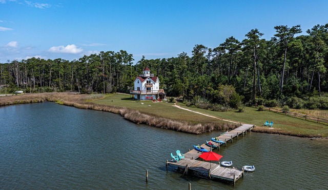 Beacon Bay Getaway: Private pier/large yard/King/Kayaks/SUP