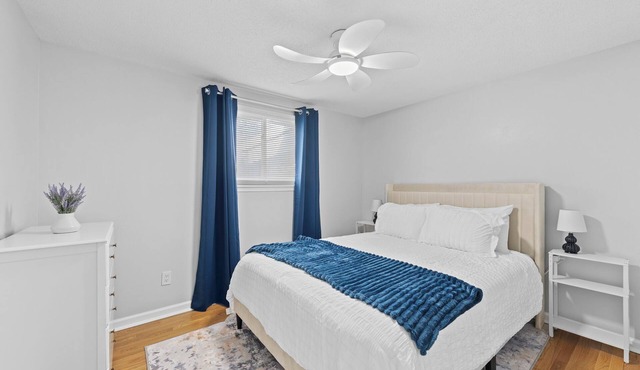 Beacon Blue 3BR KC Home Sleeps 8 Pet-Friendly with In-house Washer and Dryer
