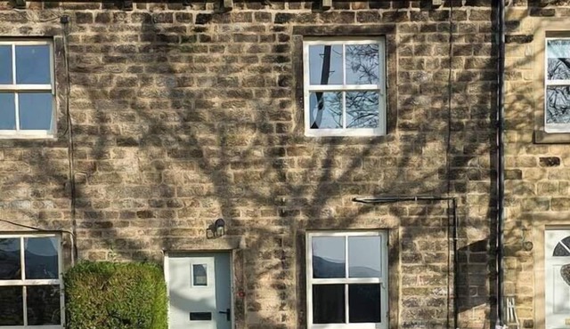 BEACON COTTAGE, pet friendly, luxury holiday cottage in Addingham