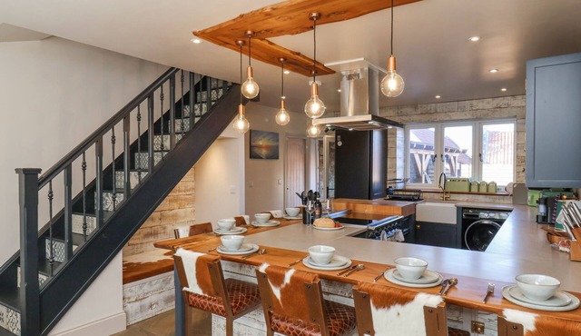 BEACON HOUSE, pet friendly, with hot tub in Sneaton