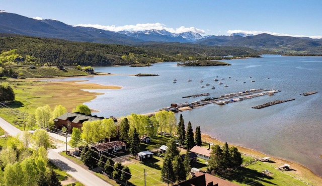 Beacon Landing Condo - on Lake Granby Luxurious Quality + Marina Right Outside