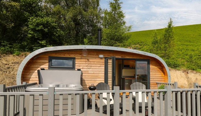 BEACON VIEW POD, pet friendly, with hot tub in Felindre