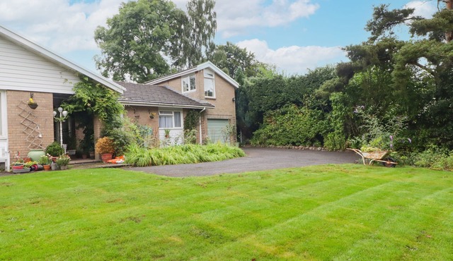 BEACONS REST, with a garden in Brecon