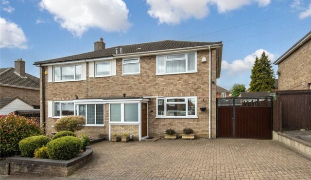 Beaconsfield House in Quiet and a very Pleasant Area, near Luton Airport