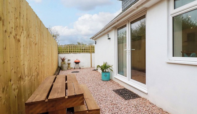 BEAGLE COTTAGE, pet friendly, with a garden in Fraddon