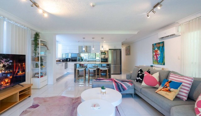 Beaming Apartment On Burleigh Beach