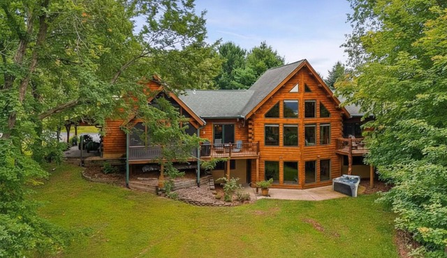 Bear Bluff Cabin/HOT TUB/EV Charge/Sleeps 10/3k sq ft/10 acres