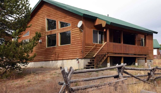 Bear Bungalow | Sleeps 10 | 23 Minutes to Yellowstone