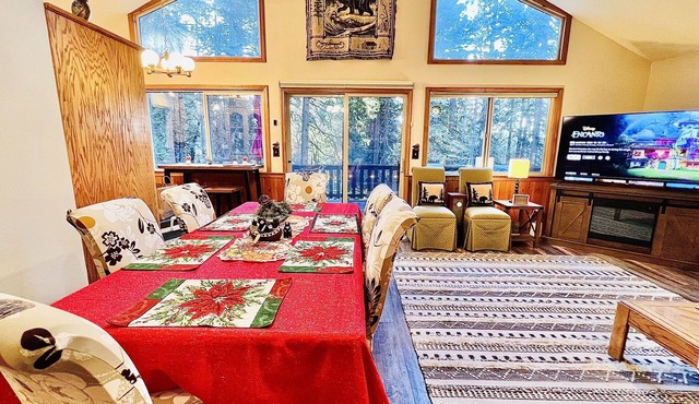 Bear Cabin w Views, AC Pool Table TT BBQ Hike Bike Swim