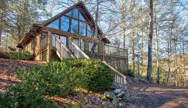 Bear Cave Haus | Serene Views + Hot tub & Pool Table!