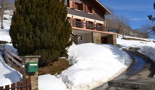 Bear chalet in Poubeau 8 minutes from peyragudes, 10 minutes from luchon, mountain view