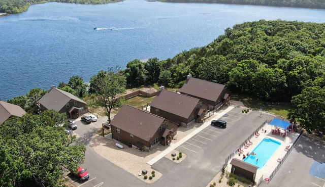 “Bear Claw" - Cabin w/Bluff Lake View Near Branson w Pickleball Court!